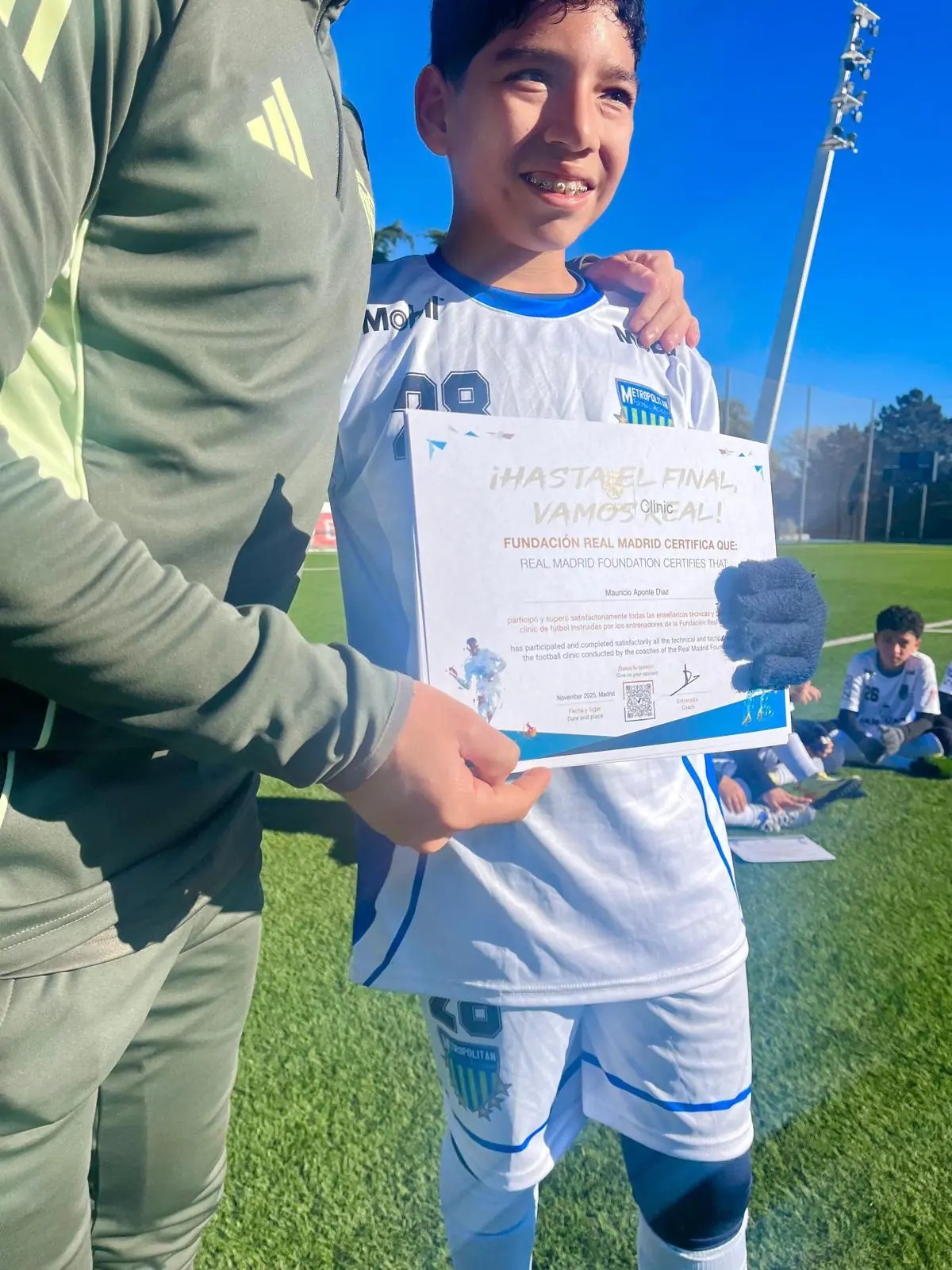 Jugador recibiendo el certificado de la Fundación Real Madrid tras el clinic