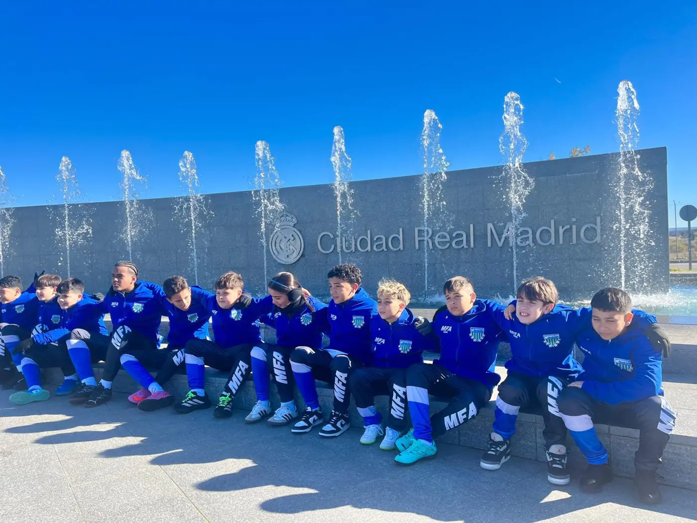 Jugadores del Travel Team frente a la entrada de la Ciudad Real Madrid