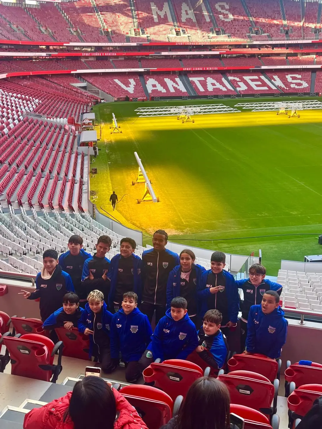 Grupo del Travel Team en las gradas del Estadio da Luz del Benfica