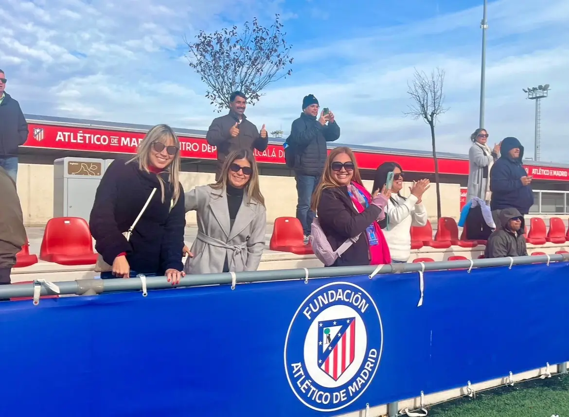 Familias animando desde la grada del Centro Deportivo del Atlético de Madrid