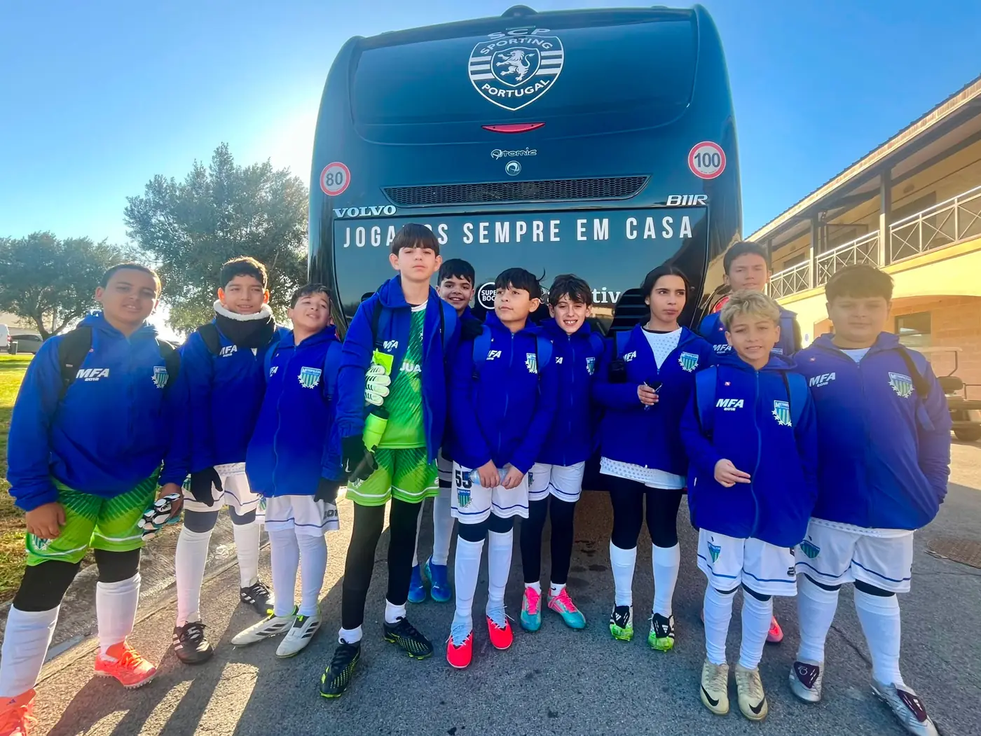 Jugadores del Travel Team junto al autobús del Sporting de Portugal