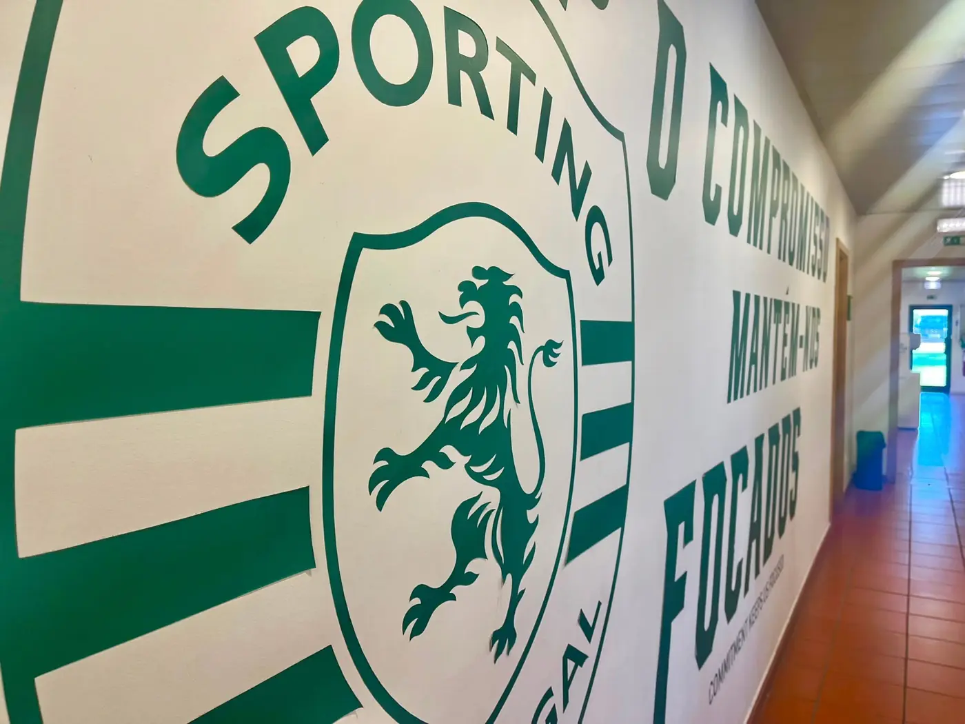 Escudo del Sporting de Portugal en la pared de su Ciudad Deportiva
