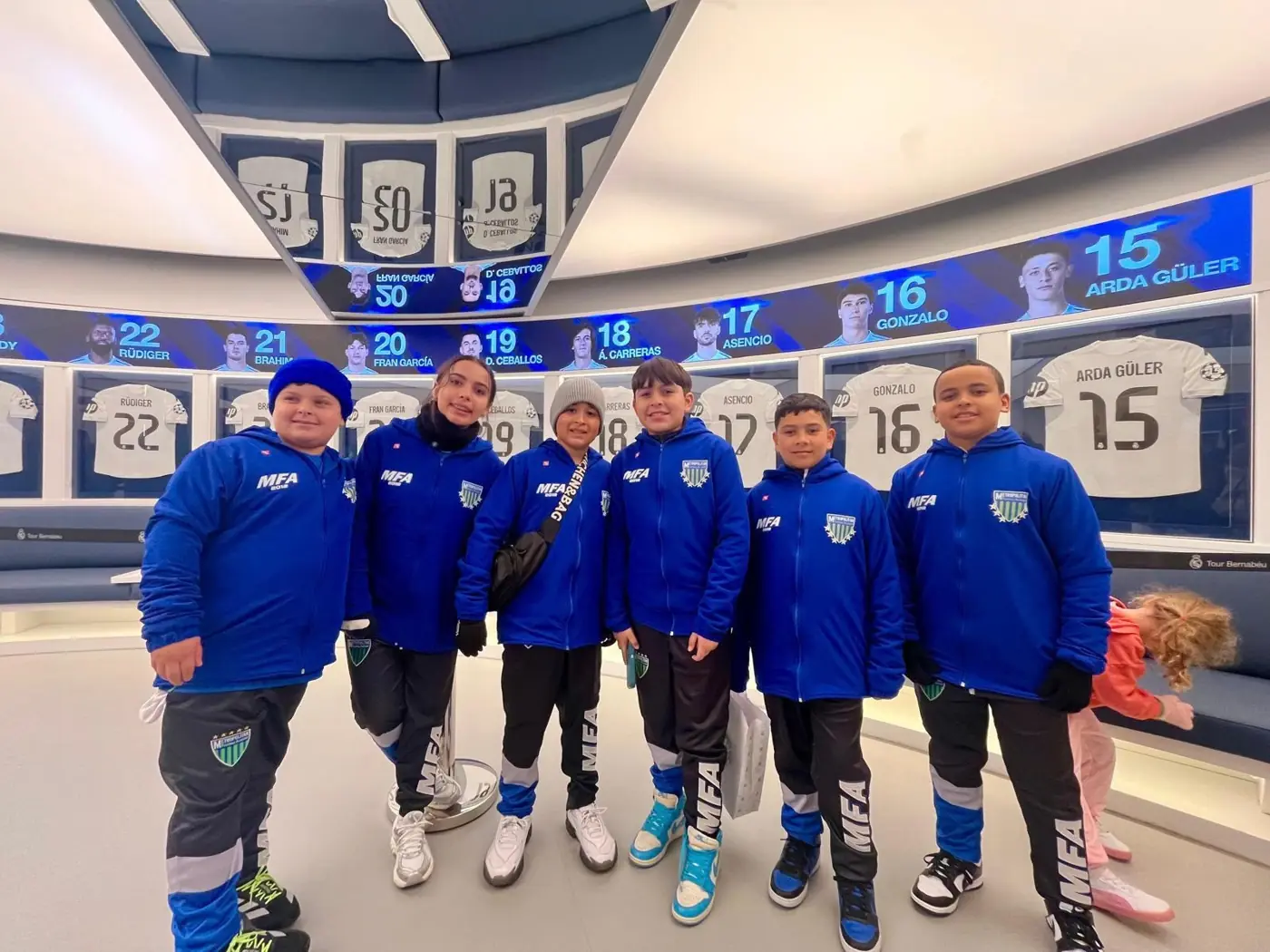 Jugadores del Travel Team en el vestuario del Real Madrid